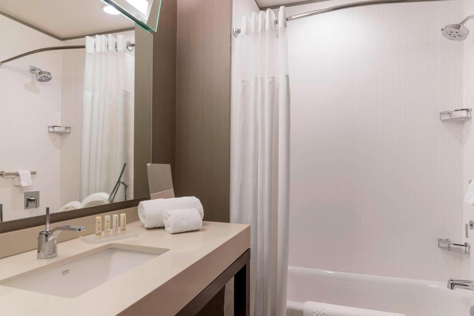 Courtyard By Marriott Waterloo Cedar Falls Ngoại thất bức ảnh